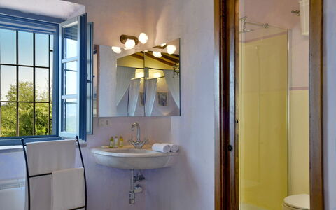 Villa Ginevra: Parete, Interior Design, Lavandino Del Bagno, Idraulico Fixture, Lampada, Soffitto, Illuminazione, Casa, Bagno, Pavimento