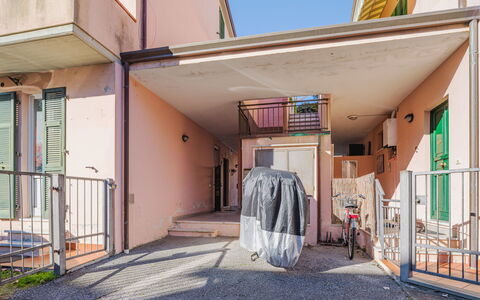 La Palma: Wall, Residential Area, Facade, Neighbourhood, Architecture, Home, Door, House, Apartment, Balcony