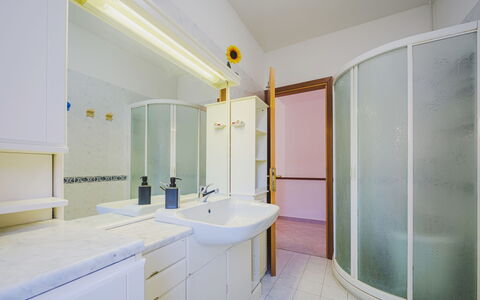 La Palma: Flooring, Interior Design, Floor, Ceiling, Plumbing Fixture, Bathroom, Plumbing, Room, Tap, Tile