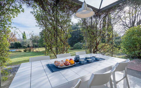 Il Villino Del Collezionista With Pool In Pistoia: Mobilia, Tavolo, Cucina & Sala Da Pranzo Tavolo, Sedia, Tavolo Esterno, Mobili Da Esterno, Shade, Giardino, Ristorante, Bicchiere