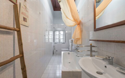 Ely Apartment In Villa, Wifi, Terricciola, Pisa: Idraulico Fixture, Pavimentazione, Parete, Interior Design, Bagno, Pavimento, Vasca Da Bagno, Soffitto, Idraulico, Illuminazione