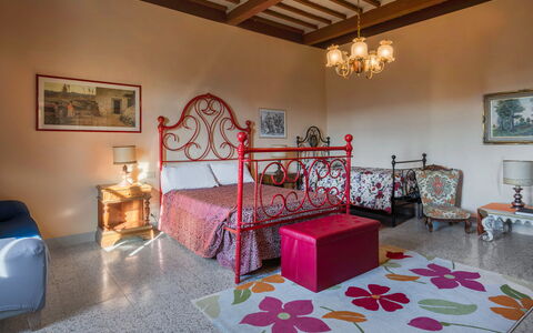 Ely Apartment In Villa, Wifi, Terricciola, Pisa: Parete, Mobilia, Camera Da Letto, Interior Design, Letto, Pavimento, Bedding, Biancheria, Lenzuolo, Telaio Del Letto