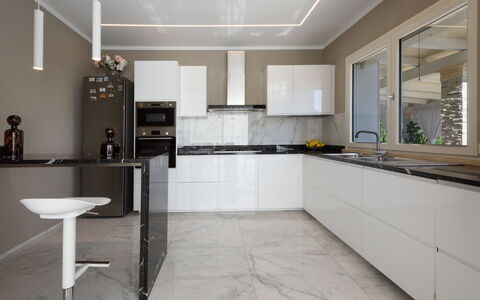 Villa Fiumetto: Mobilia, Cucina, Interior Design, Controsoffitto, Pavimentazione, Cabinetry, Legna, Pavimento, Elettrodomestico Da Cucina, Casa