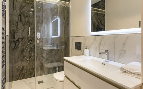 Villa Fiumetto: Pavimentazione, Pavimento, Idraulico Fixture, Interior Design, Bagno, Specchio, Mobiletto Del Bagno, Lavandino Del Bagno, Idraulico, Rubinetto