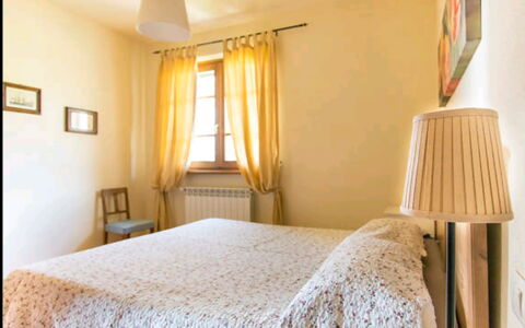 Villa Camaiore: Mobilia, Letto, Interior Design, Parete, Camera Da Letto, Lenzuolo, Legna, Pavimentazione, Pavimento, Bedding