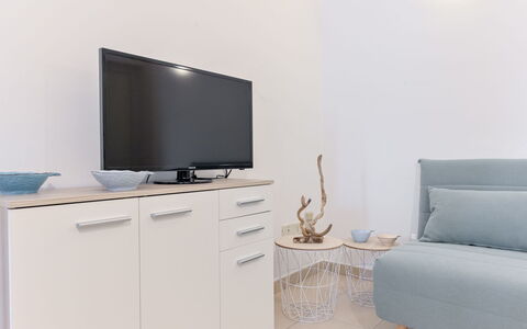 Al Numero 13: Furniture, Interior Design, Floor, Room, Flooring, Apartment, Living Room, Television