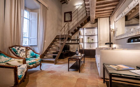 Stylish Apartment: Mobilia, Interior Design, Pavimentazione, Pavimento, Divano, Soggiorno, Camera, Soffitto, Illuminazione, Sedia