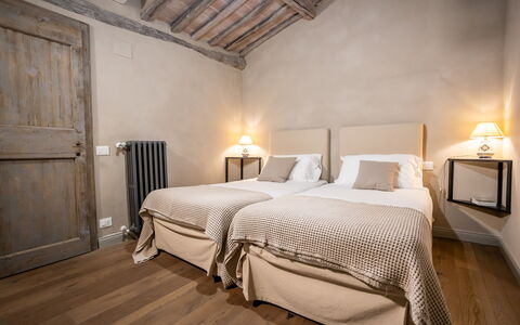 Stylish Apartment: Letto, Camera Da Letto, Mobilia, Lenzuolo, Interior Design, Bedding, Biancheria, Pavimento, Tessile, Camera