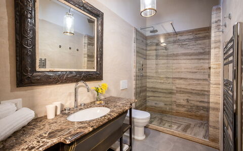 Stylish Apartment: Idraulico Fixture, Pavimentazione, Interior Design, Bagno, Pavimento, Rubinetto, Lavello, Idraulico, Illuminazione, Casa