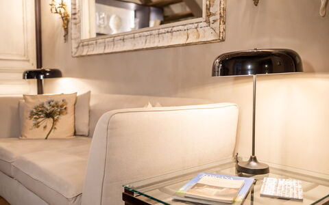 Stylish Apartment: Mobilia, Interior Design, Divano, Illuminazione, Soggiorno, Casa, Pavimento, Camera, Lampada