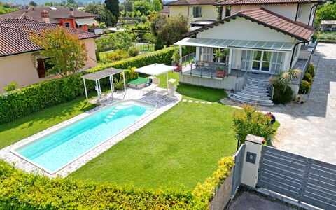 Villa Alex: Piscina, Zona Residenziale, Casa, Casa, Tetto, Giardino, Estate, Prato, Landscaping, Tempo Libero