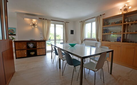 Villa Alex: Mobilia, Pavimentazione, Interior Design, Pavimento, Legna, Tavolo, Sedia, Cucina & Sala Da Pranzo Tavolo, Sala Da Pranzo, Illuminazione