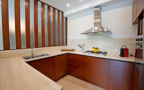 Villa Alex: Cucina, Pavimentazione, Controsoffitto, Legna, Interior Design, Elettrodomestico Da Cucina, Cabinetry, Pavimento, Soffitto, Apparecchio Major