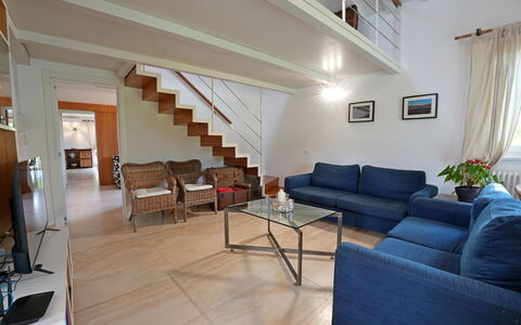 Villa Alex: Mobilia, Interior Design, Pavimentazione, Divano, Legna, Pavimento, Soffitto, Camera, Tavolo, Soggiorno