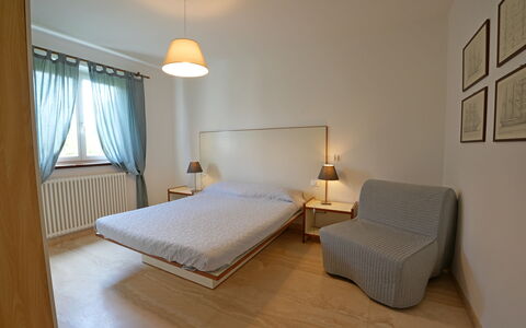 Villa Alex: Mobilia, Interior Design, Parete, Pavimento, Camera Da Letto, Pavimentazione, Letto, Legna, Camera, Lenzuolo