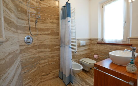 Villa Alex: Pavimentazione, Legna, Pavimento, Interior Design, Idraulico Fixture, Camera, Lavello, Bagno, Color Legno, Rubinetto