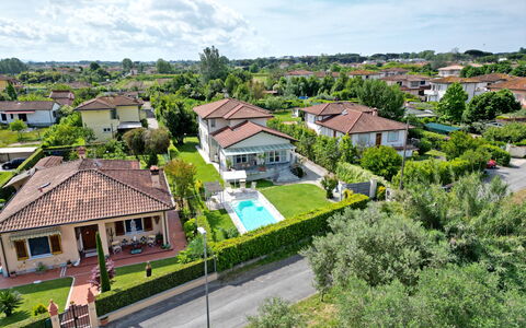 Villa Alex: Zona Residenziale, Casa, Casa, Tetto, Quartiere, Sobborgo, Insediamento Umano, Estate, Landscaping, Giardino