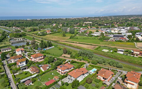 Villa Alex: Visione Globale, Zona Residenziale, Fotografia Aerea, Paesaggio, Zona Urbana, Quartiere, Sobborgo, Urban Design, Plain, Insediamento Umano