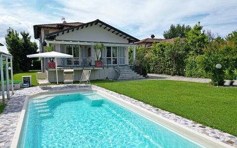 Villa Alex: Piscina, Zona Residenziale, Casa, Casa, Ricorrere, Materiale Composito, Estate, Giardino, Tempo Libero, Eco Hotel