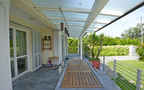 Villa Alex: Portico, Shade, Porta, Struttura Esterna, Deck, Vaso Di Fiori, Mobili Da Esterno, Terrazza, Balcone, Pergola