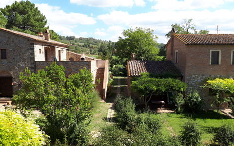 Appartamento Il Cantico Del Gallo, Wifi, Near Peru: Albero, Costruzione, Casa, Tetto, Zona Residenziale, Casa, Area Rurale, Arbusto, Paesaggio
