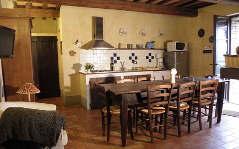 Appartamento Pietra Viva, Wifi, Near Perugia: Mobilia, Interior Design, Pavimentazione, Legna, Pavimento, Tavolo, Soffitto, Cucina & Sala Da Pranzo Tavolo, Sedia, Cucina