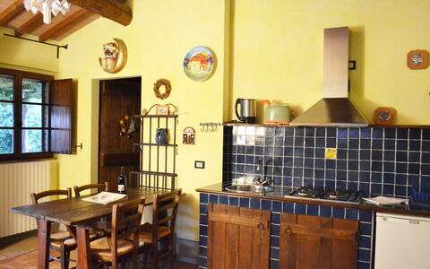 Appartamento La Vecchia Cedraia, Wifi, Perugia: Mobilia, Interior Design, Legna, Pavimentazione, Cucina, Camera, Pavimento, Cucina & Sala Da Pranzo Tavolo, Soffitto, Tavolo