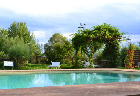 Appartamento La Vecchia Cedraia, Wifi, Perugia: Swimming Pool, Outdoor Furniture, Resort, Garden, Shade, Leisure, Eco Hotel, Landscaping, Backyard