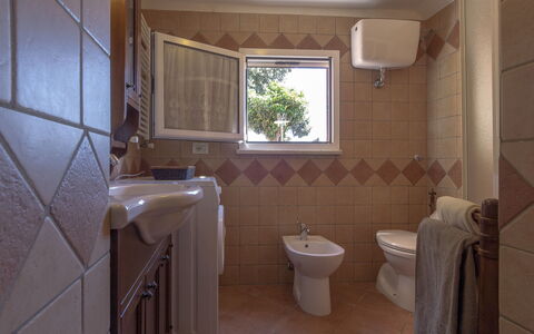 Casale La Pieve: Pavimentazione, Pavimento, Idraulico Fixture, Interior Design, Bagno, Lavello, Illuminazione, Idraulico, Rubinetto, Lavandino Del Bagno