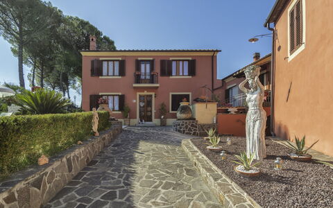 Casale La Pieve: Vaso Di Fiori, Casa, Porta, Landscaping, Estate, Driveway, Giardino, Hacienda, Pianta Della Casa, Flagstone