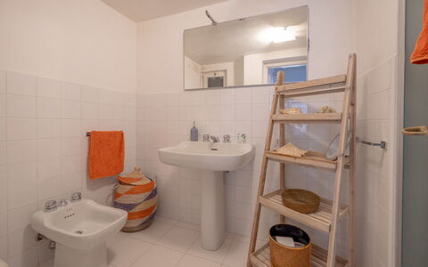 Villa Argentina: Toilet Seat, Bagno, Idraulico Fixture, Pavimentazione, Pavimento, Gabinetto, Interior Design, Lavandino Del Bagno, Idraulico, Lavello