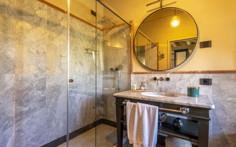 Battisole: Idraulico Fixture, Interior Design, Pavimentazione, Bagno, Illuminazione, Pavimento, Idraulico, Rubinetto, Piastrella, Lampada