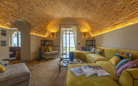 Battisole: Mobilia, Interior Design, Parete, Soffitto, Pavimentazione, Divano, Pavimento, Illuminazione, Camera, Soggiorno