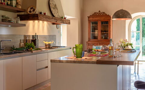 Podere i Poggi: Cucina, Mobilia, Controsoffitto, Interior Design, Legna, Cabinetry, Pavimentazione, Casa, Elettrodomestico Da Cucina, Tavola