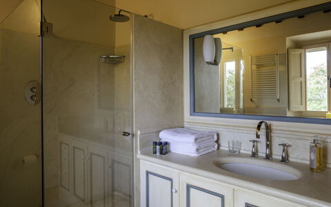 Podere Bella Vista: Parete, Idraulico Fixture, Lavandino Del Bagno, Interior Design, Pavimentazione, Bagno, Lavello, Specchio, Pavimento, Rubinetto