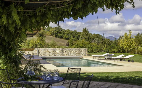 Podere Bella Vista: Giardino, Groundcover, Mobili Da Esterno, Shade, Landscaping, Estate, Backyard, Prato, Cortile, Tavolo Esterno