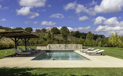 Podere Bella Vista: Piscina, Giardino, Groundcover, Mobili Da Esterno, Landscaping, Shade, Flagstone, Prato, Backyard, Lettino