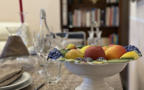 Sto Bene Qua: Tavola, Serveware, Tavolo, Mobilia, Dishware, Frutta, Cibo, Piatto, Tovaglia, Bicchieri