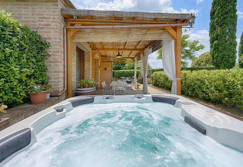 Capanna Di Elfo: Swimming Pool, Resort, Furniture, Flowerpot, Eco Hotel, Leisure, Houseplant, Outdoor Furniture, Bathtub