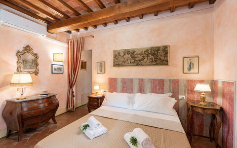 Dimora Di Castroncello: Parete, Mobilia, Interior Design, Casa, Pavimento, Vaso Di Fiori, Camera Da Letto, Letto, Appartamento, Pianta Della Casa