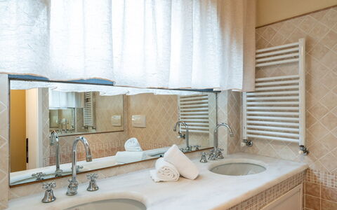 Dimora Di Castroncello: Interior Design, Parete, Idraulico Fixture, Pavimentazione, Pavimento, Bagno, Lavandino Del Bagno, Lavello, Rubinetto, Specchio