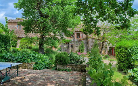 Podere Lorena, 13Th-Century Farmhouse in the Monta: Arbusto, Giardino, Backyard, Groundcover, Primavera, Villetta, Landscaping, Brick, Cortile