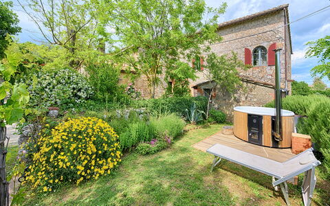 Podere Lorena, 13Th-Century Farmhouse in the Monta: Giardino, Arbusto, Lotto, Backyard, Prato, Cortile, Landscaping, Shade, Edifici Giardino, Struttura Esterna