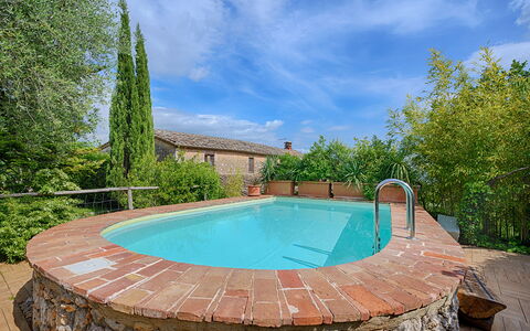 Podere Lorena, 13Th-Century Farmhouse in the Monta: Piscina, Materiale Composito, Brick, Backyard, Mobili Da Esterno, Hacienda, Giochi D'Acqua, Flagstone, Villa, Eco Hotel