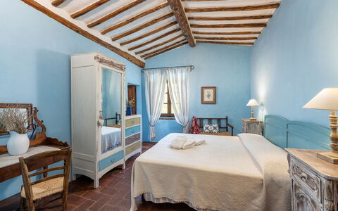 Podere Lorena, 13Th-Century Farmhouse in the Monta: Mobilia, Letto, Camera Da Letto, Pavimentazione, Interior Design, Pavimento, Tessile, Bedding, Lenzuolo, Biancheria