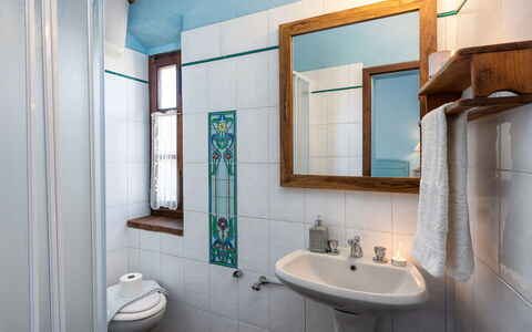 Podere Lorena, 13Th-Century Farmhouse in the Monta: Parete, Lavandino Del Bagno, Interior Design, Idraulico Fixture, Pavimentazione, Lavello, Pavimento, Bagno, Rubinetto, Soffitto