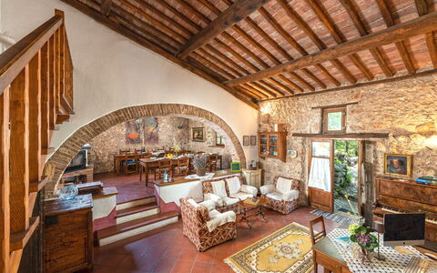 Podere Lorena, 13Th-Century Farmhouse in the Monta: Mobilia, Parete, Interior Design, Sedia, Casa, Pavimentazione, Tavolo, Soffitto, Muro ​​Di Pietra, Soggiorno