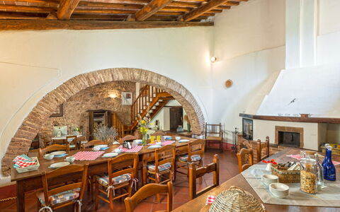 Podere Lorena, 13Th-Century Farmhouse in the Monta: Mobilia, Parete, Legna, Tavolo, Interior Design, Cucina & Sala Da Pranzo Tavolo, Pavimentazione, Soffitto, Sala Da Pranzo, Sedia