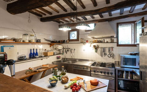 Podere Lorena, 13Th-Century Farmhouse in the Monta: Cucina, Mobilia, Controsoffitto, Interior Design, Legna, Elettrodomestico Da Cucina, Soffitto, Pavimentazione, Illuminazione, Camera