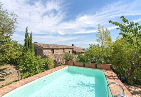 Podere Lorena, Charming Tuscan Farmhouse: Blu, Architettura, Piscina, Materiale Composito, Estate, Hacienda, Villa, Agriturismo, Cortile, Backyard